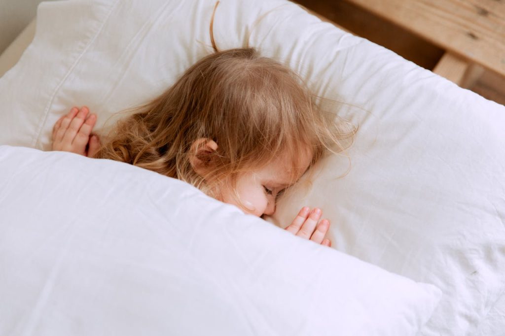 12 Tips Membiasakan Anak Tidur Sendiri Tanpa Tangis