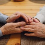 10 Alasan Mengapa Kita Diwajibkan untuk Menghormati Orang Tua dan Guru