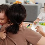 15 Cara Menenangkan Anak Tantrum yang Efektif