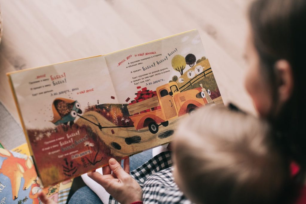 10 Manfaat Memberikan Buku Bergambar pada Anak Sejak Usia Muda