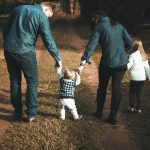 10 Peran Adik dalam Keluarga untuk Menjaga Kehangatan