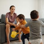 Mengasuh Anak Aktif yang Sulit Diam: Tantangan Orang Tua dan Cara Mengatasinya