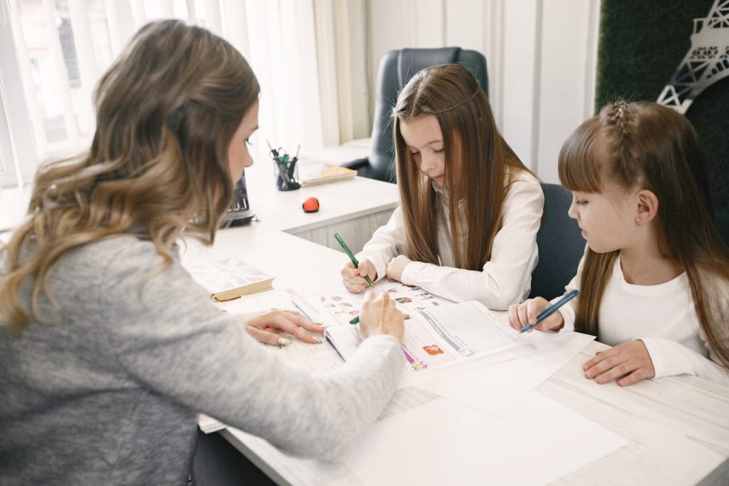 7 Cara Seru Belajar Menulis Anak SD agar Tidak Cepat Bosan dan Lebih Kreatif